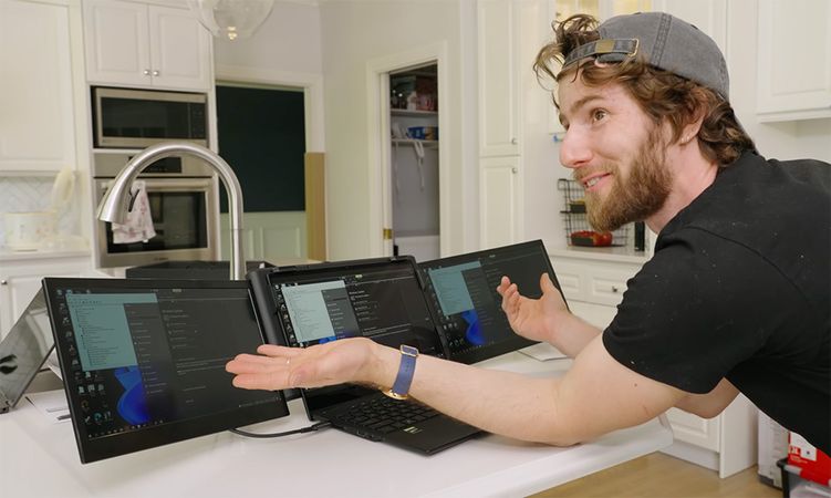 Cuối cùng, chúng ta đã có thể làm việc ba màn trên laptop ở bất kỳ đâu